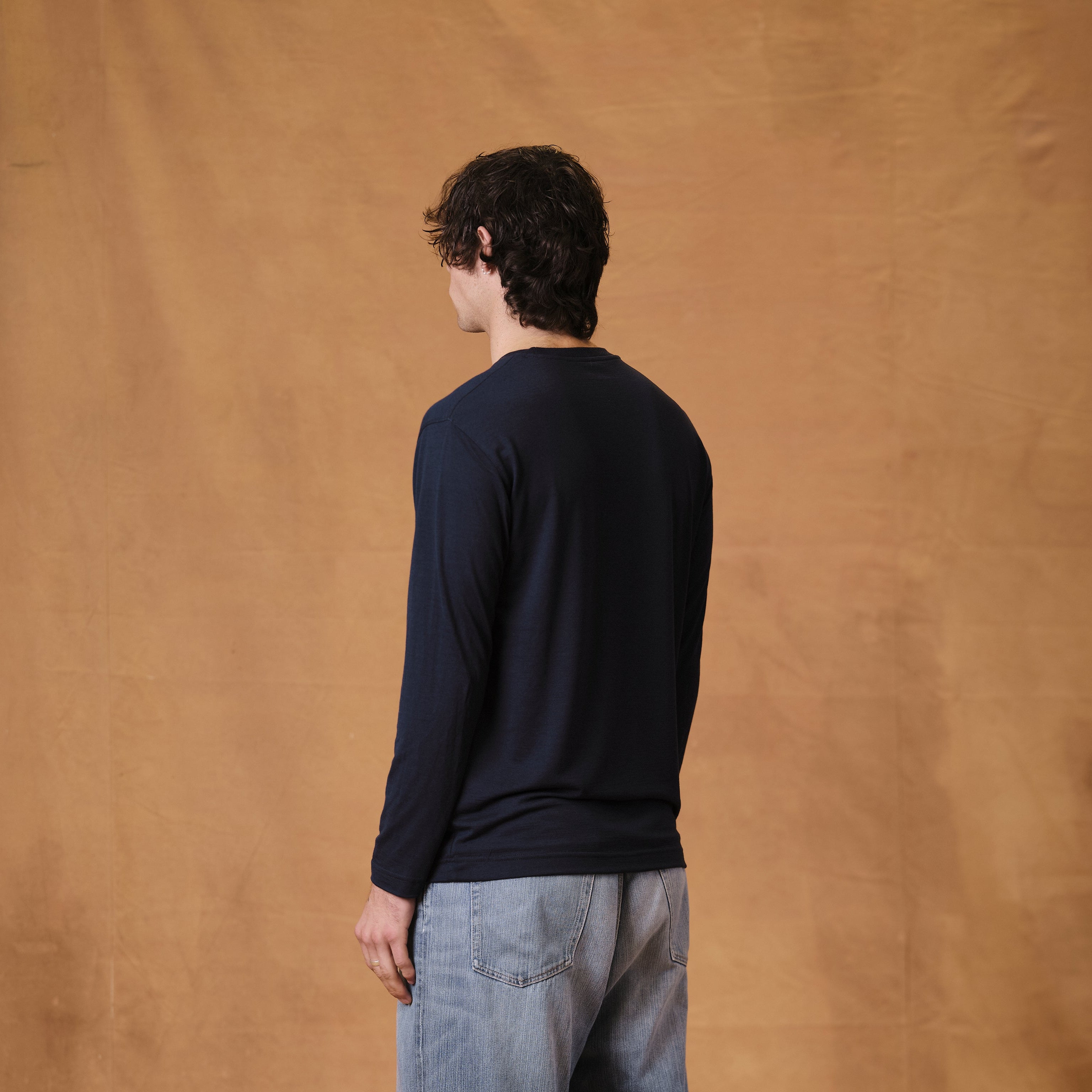 Nicholas is 195 cm tall
Weights 88 kg and wears
Size L - Length Regular