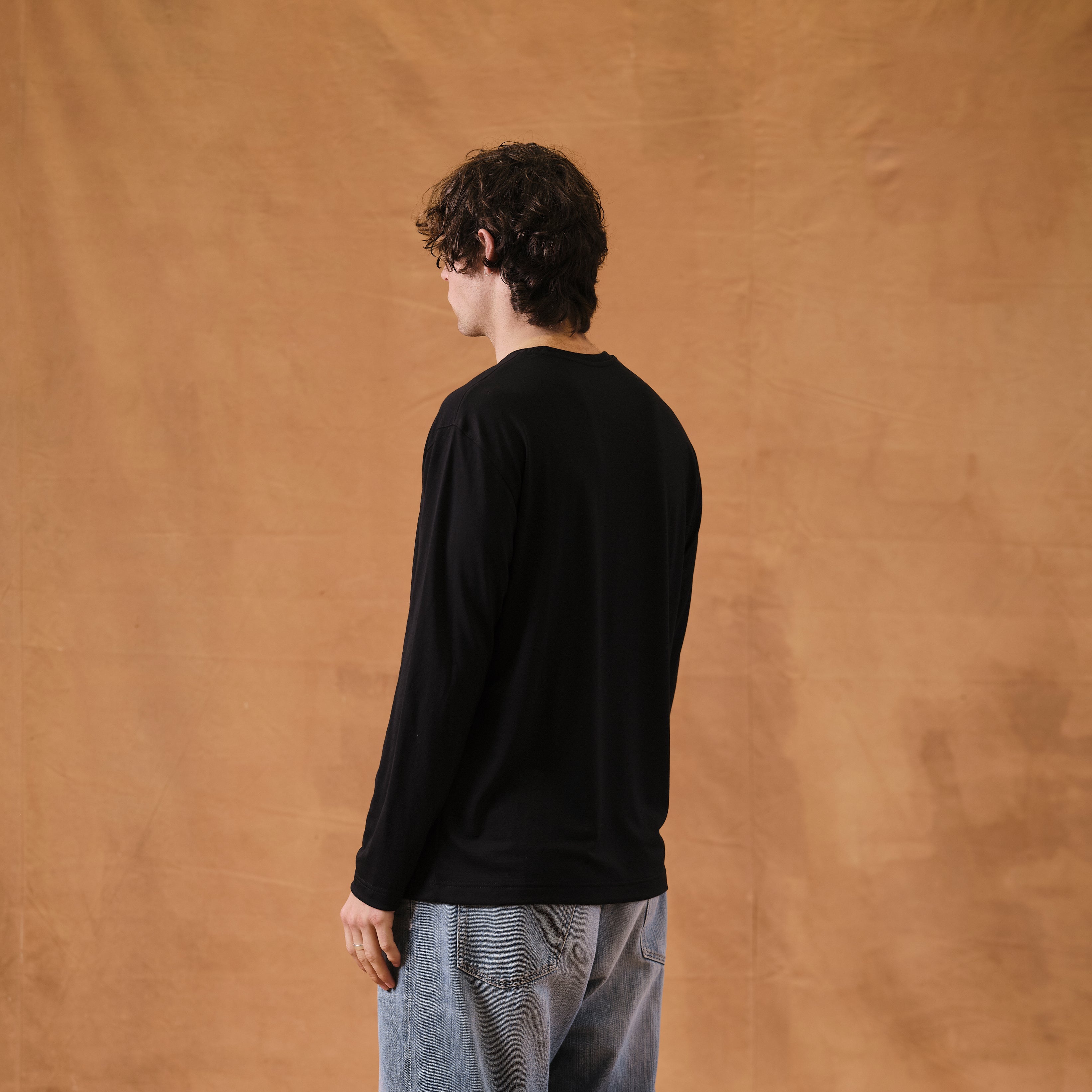 Nicholas is 195 cm tall
Weights 88 kg and wears
Size XL - Length Regular
