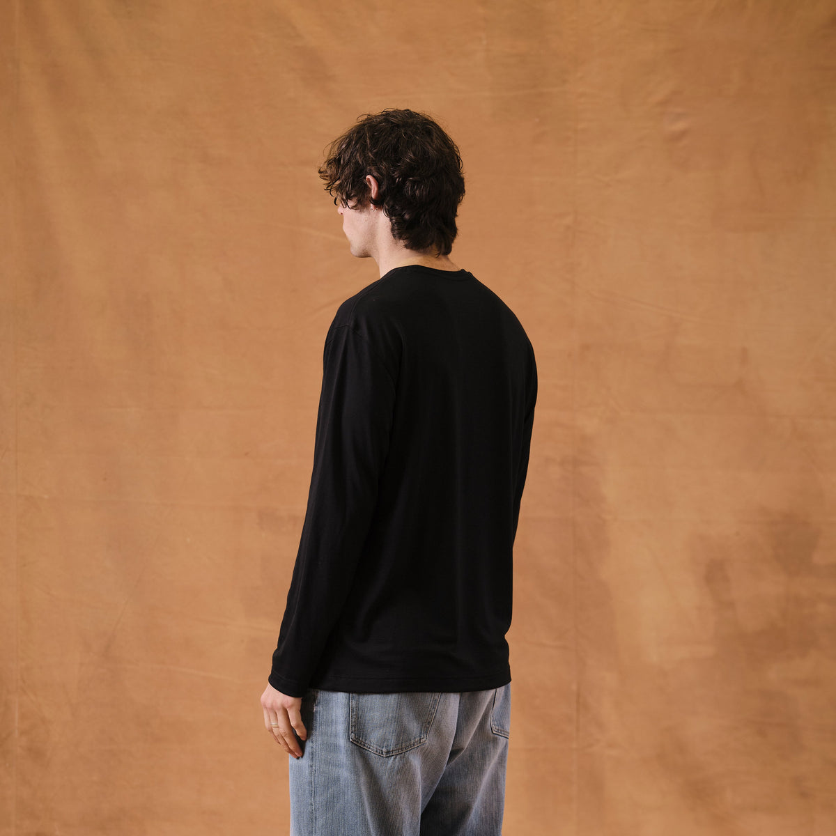 The Regular T-Shirt L/S in black extrafine merino wool, fabric detail [model: nicholas | size: XL | length: Regular]