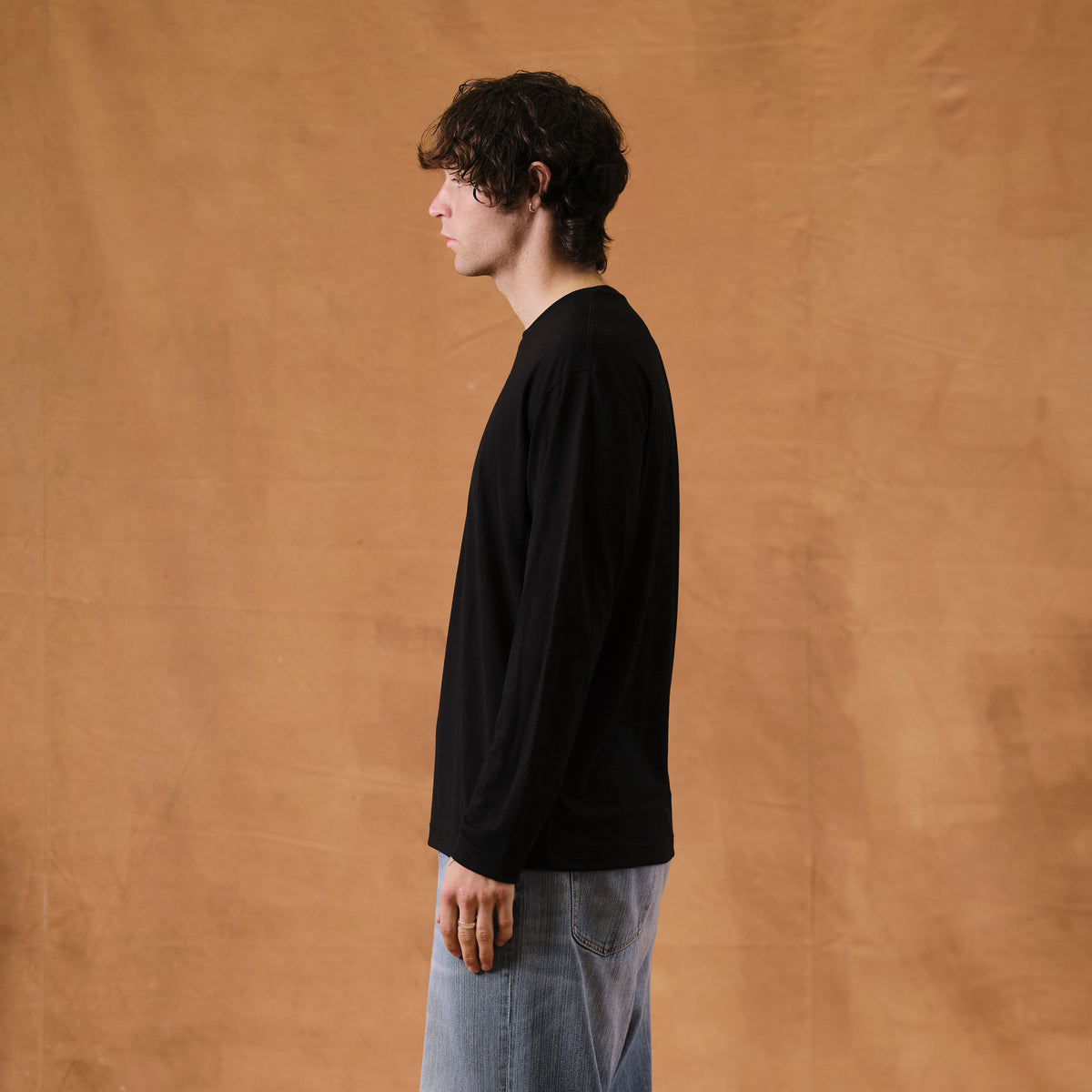 The Regular T-Shirt L/S in black extrafine merino wool, detail view [model: nicholas | size: XL | length: Regular]