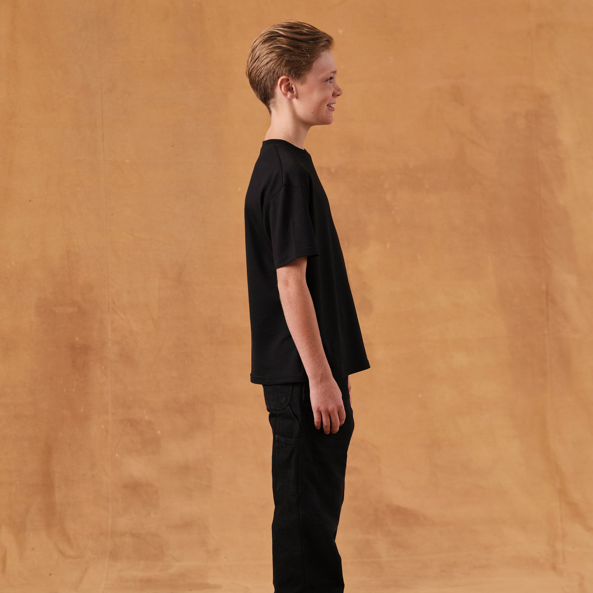 The Kids T-Shirt S/S in black soft merino wool, fabric detail