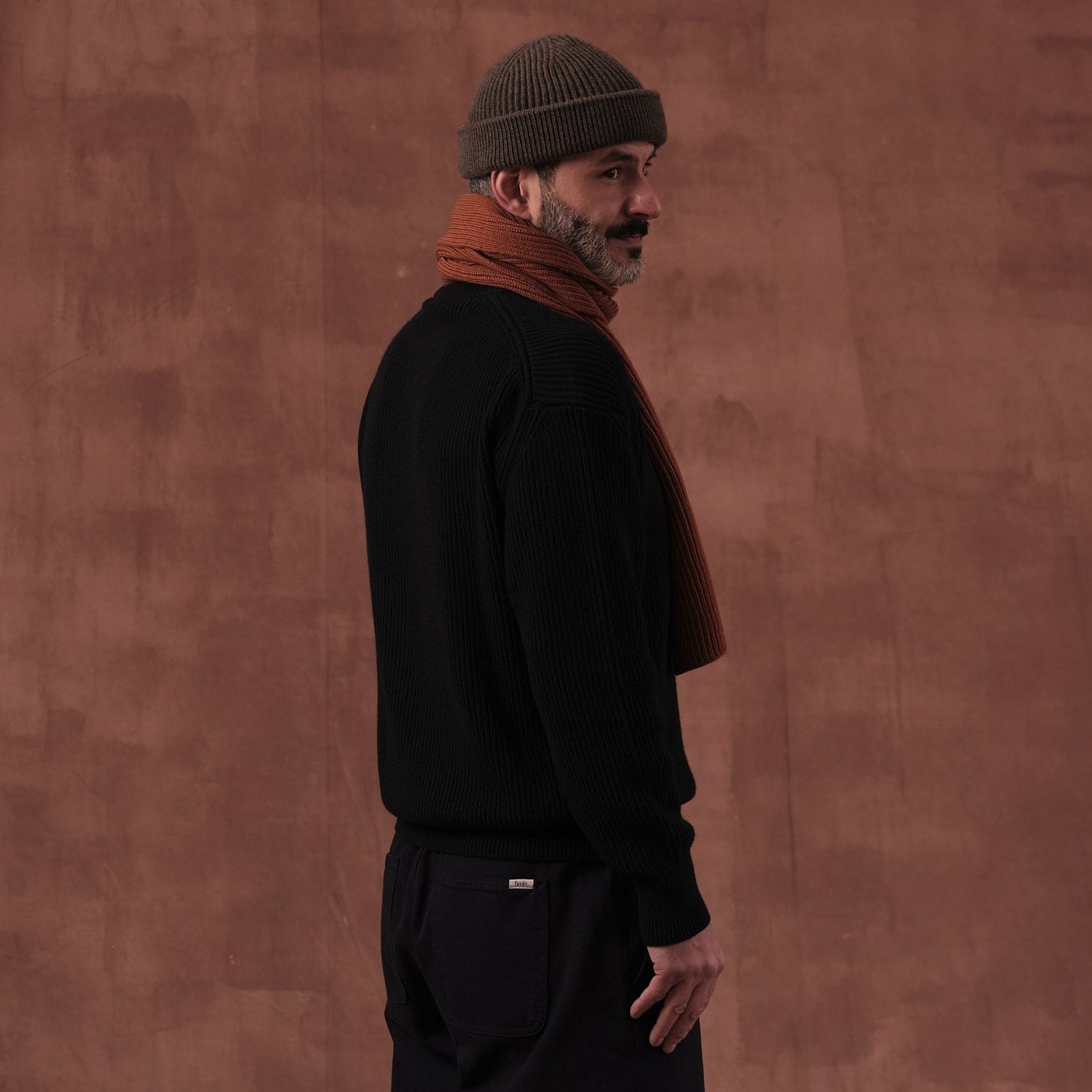 Salih is 187 cm tall
weighs 82 kg and wears
Size M - Length Short