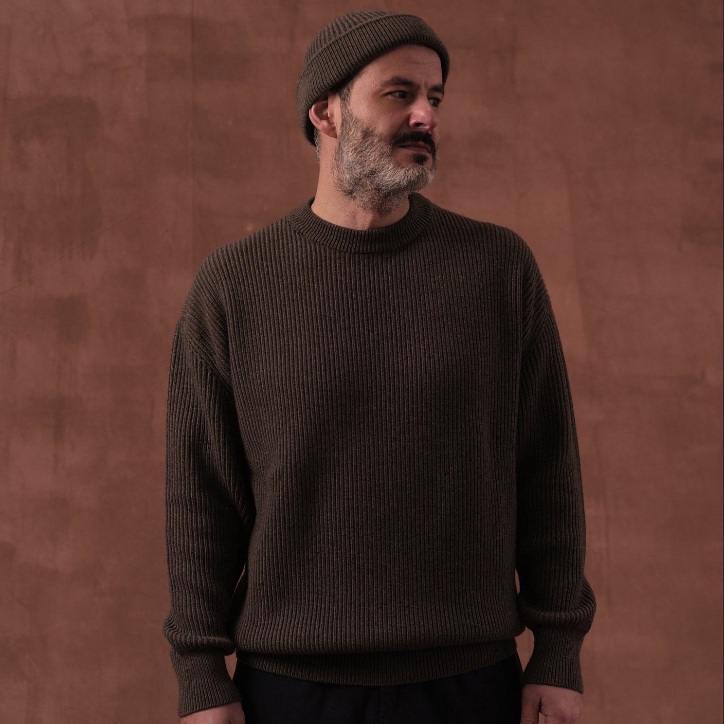 Salih is 187 cm tall
weighs 82 kg and wears
Size L - Length Regular