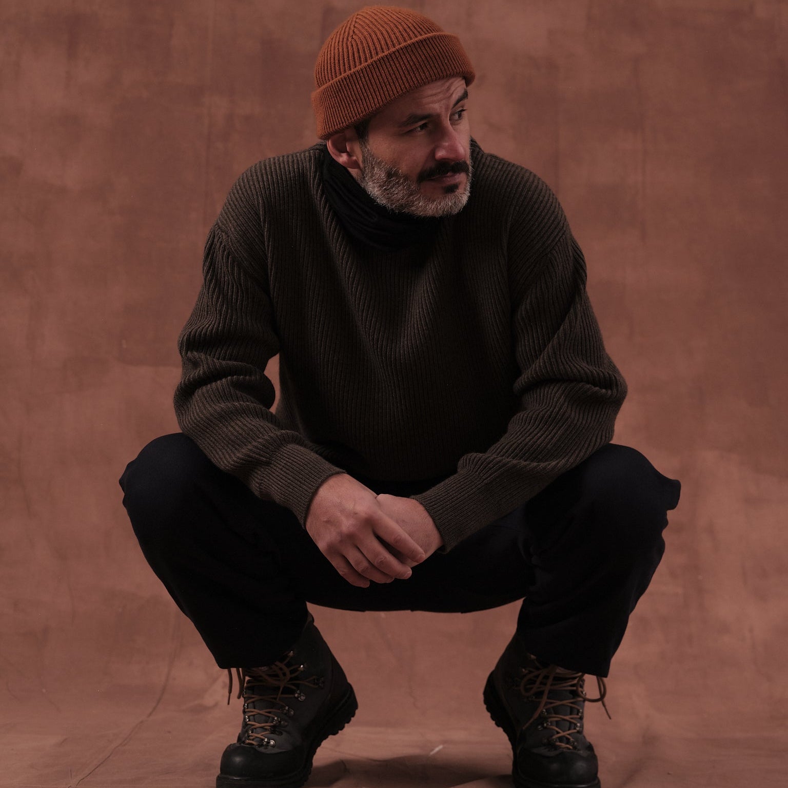 Salih is 187 cm tall
weighs 82 kg and wears
Size L - Length Regular