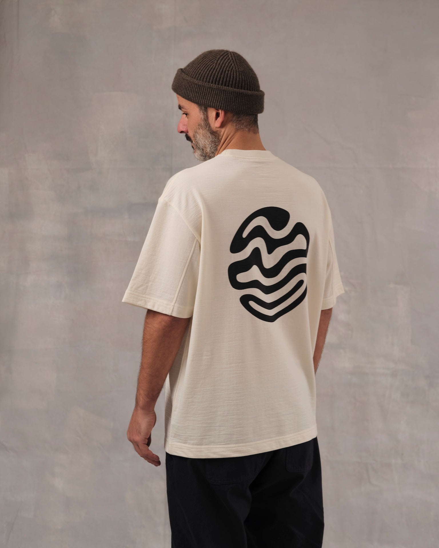 Salih is 187 cm tall
weighs 82 kg and wears
Size L - Length Regular