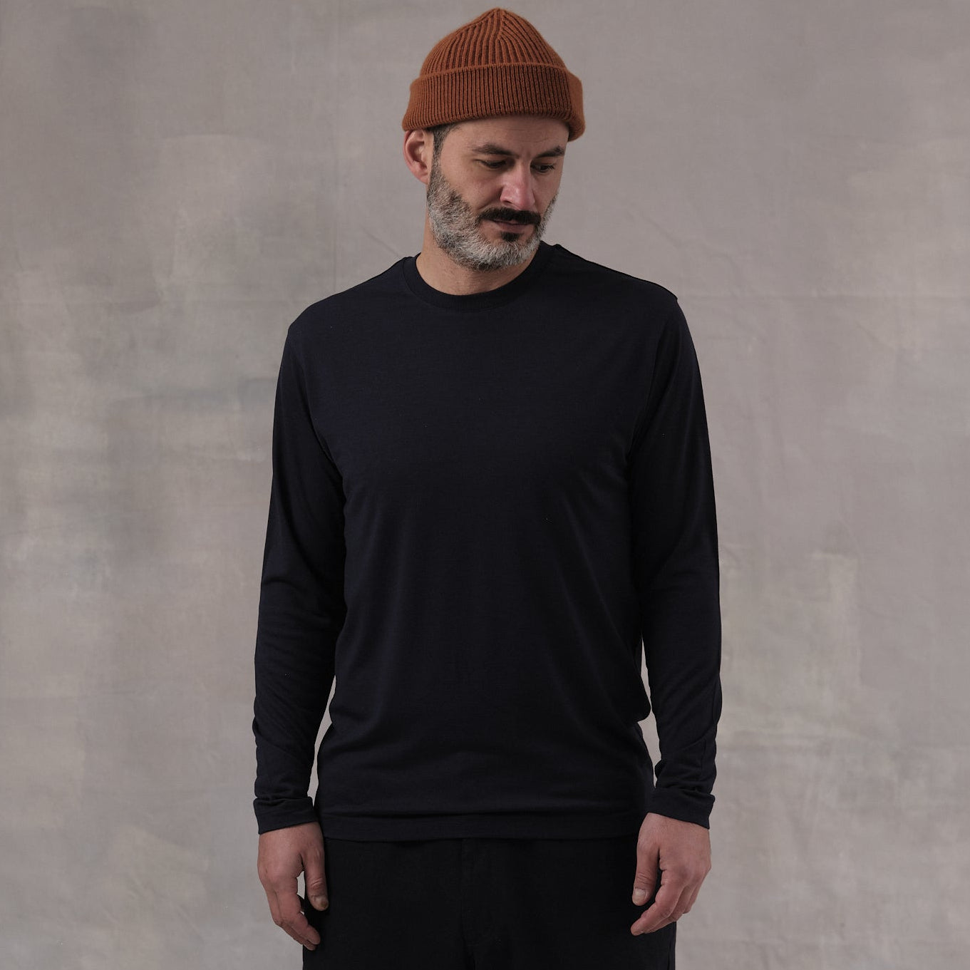 Salih is 187 cm tall
weighs 82 kg and wears
Size M - Length Regular
Normally Salih is using a size L, but sizes down, to get a baselayer effect