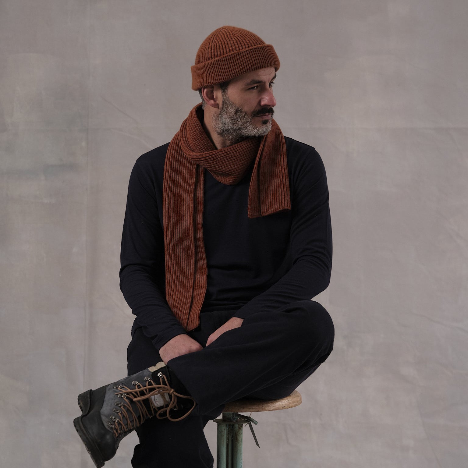 Salih is 187 cm tall
weighs 82 kg and wears
Size M - Length Regular
Normally Salih is using a size L, but sizes down, to get a baselayer effect