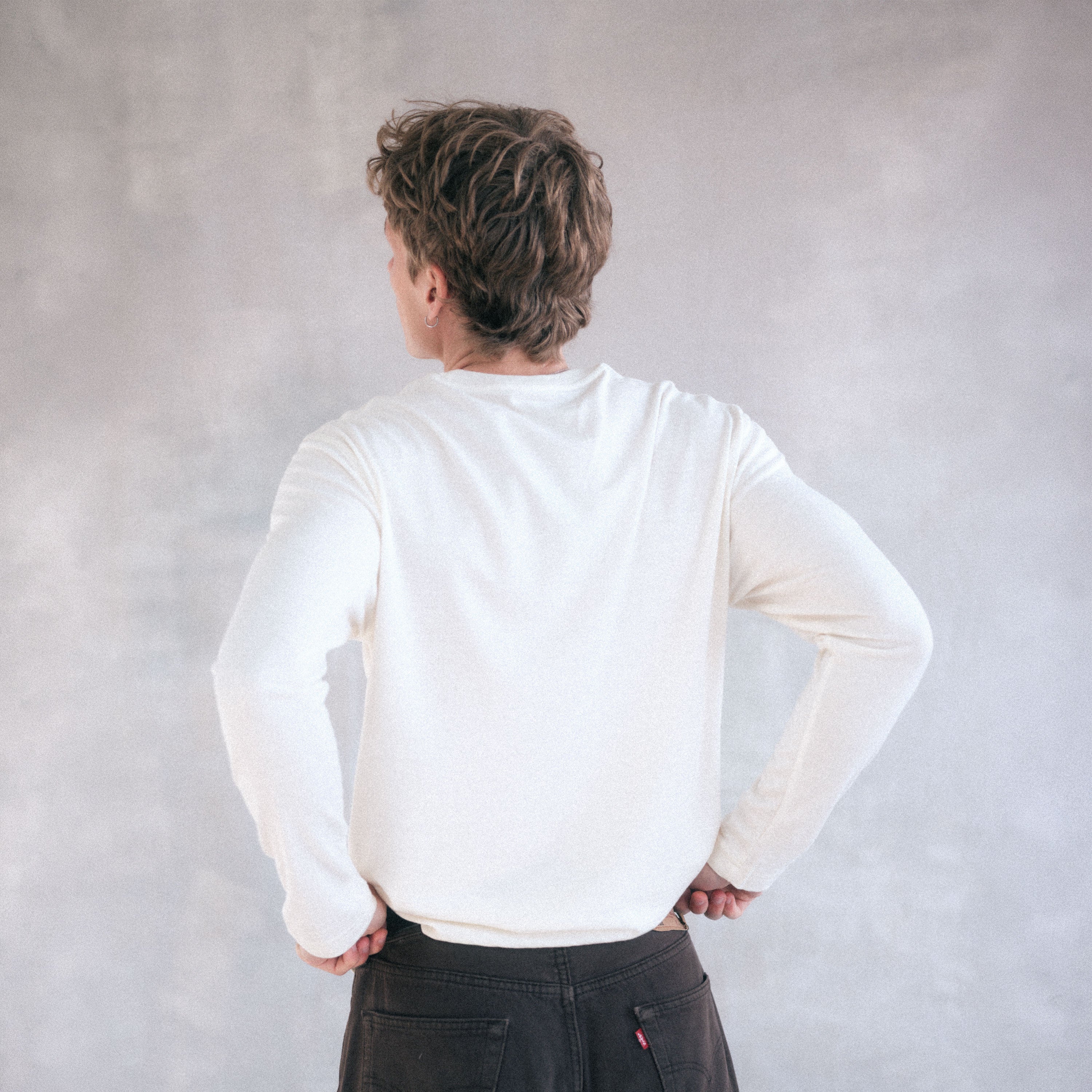 The Regular T-Shirt L/S in undyed natural extrafine merino wool, fabric detail