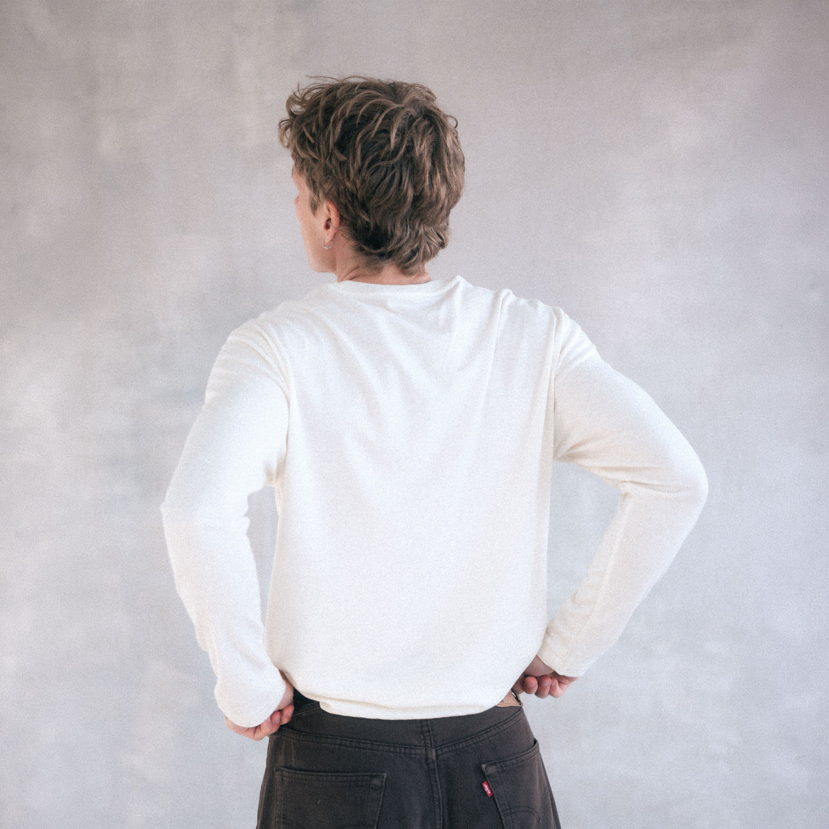The Regular T-Shirt L/S in undyed natural extrafine merino wool, fabric detail