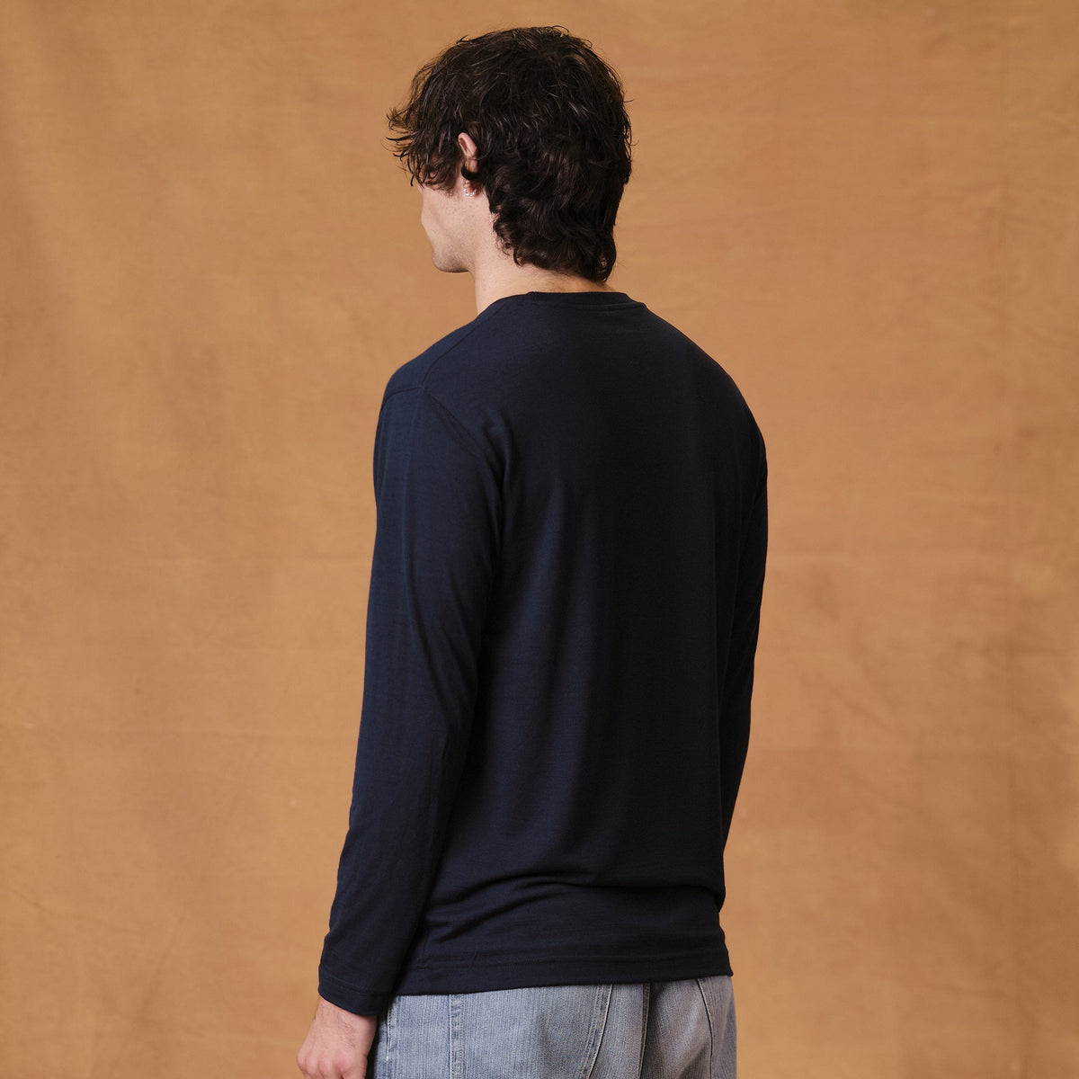 The Regular T-Shirt L/S in blue extrafine merino wool, fabric detail [model: nicholas | size: L | length: Regular]