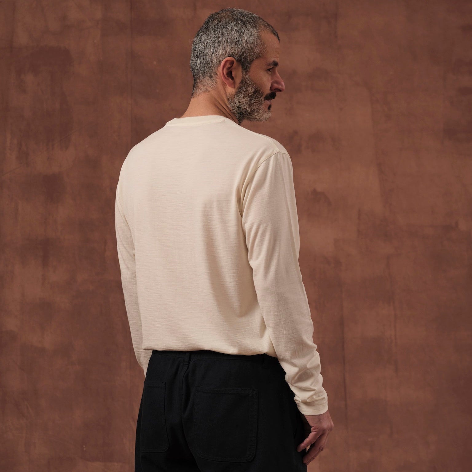 Salih is 187 cm tall
weighs 82 kg and wears
Size M - Length Regular
Normally Salih is using a size L, but sizes down, to get a baselayer effect