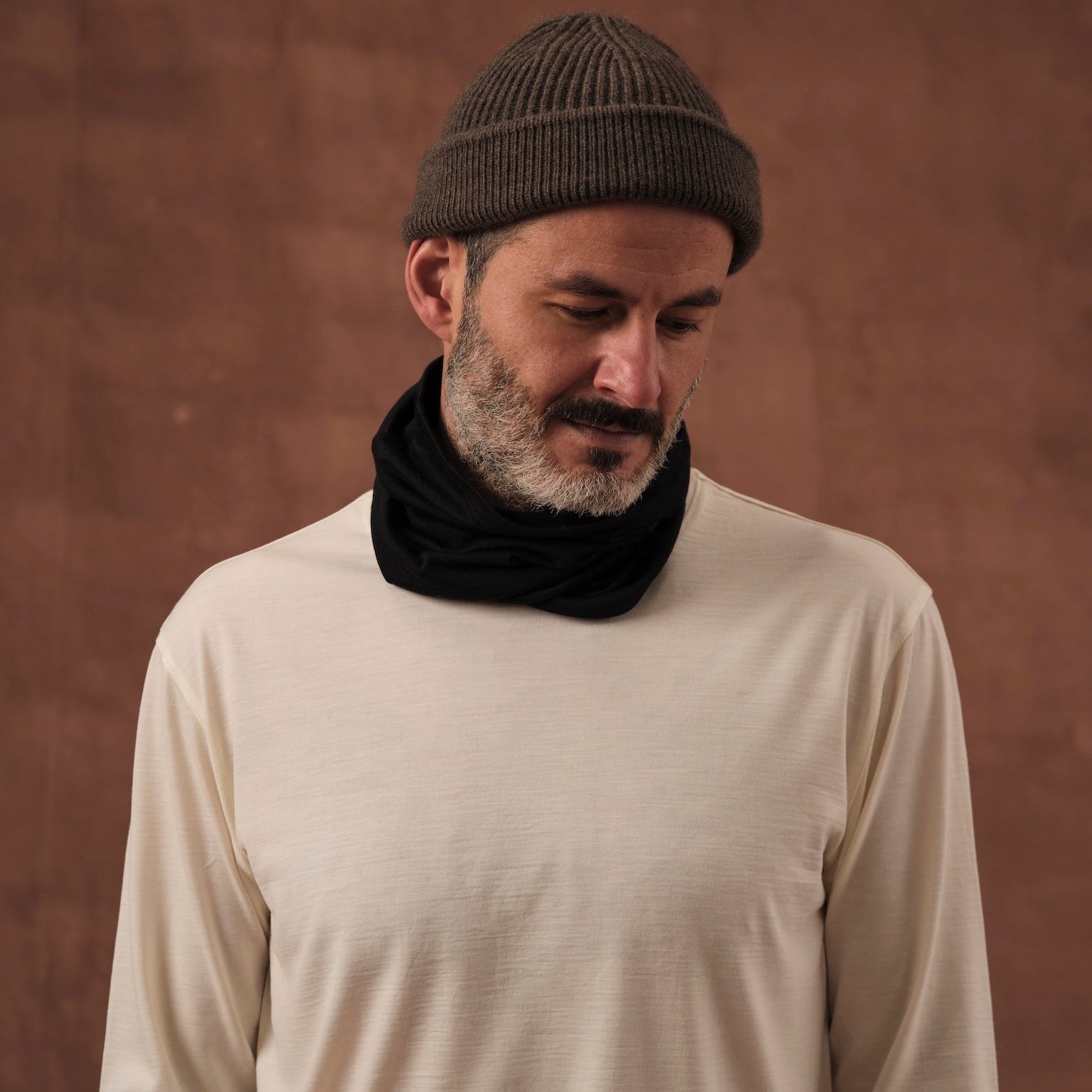 Salih is 187 cm tall
weighs 82 kg and wears
Size M - Length Regular
Normally Salih is using a size L, but sizes down, to get a baselayer effect