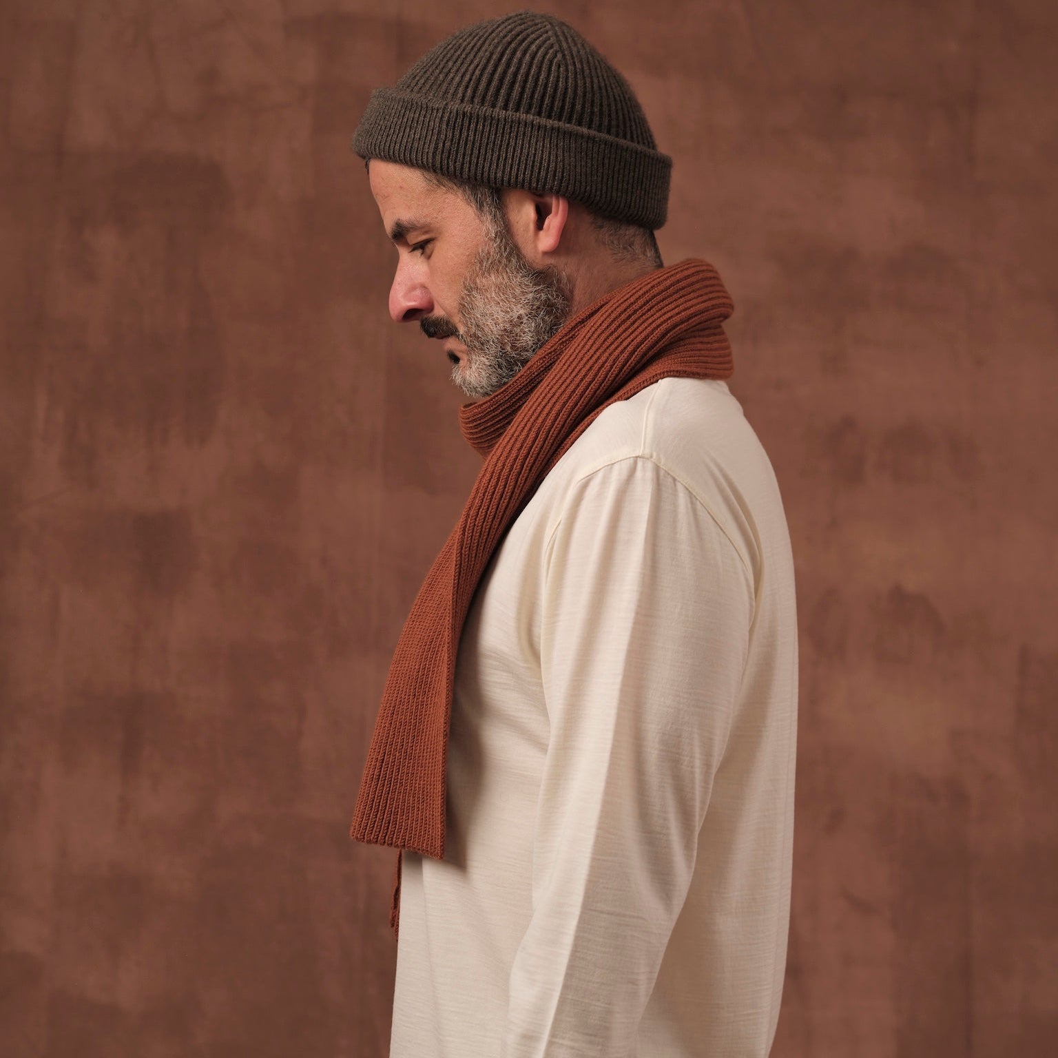 Salih is 187 cm tall
weighs 82 kg and wears
Size M - Length Regular
Normally Salih is using a size L, but sizes down, to get a baselayer effect