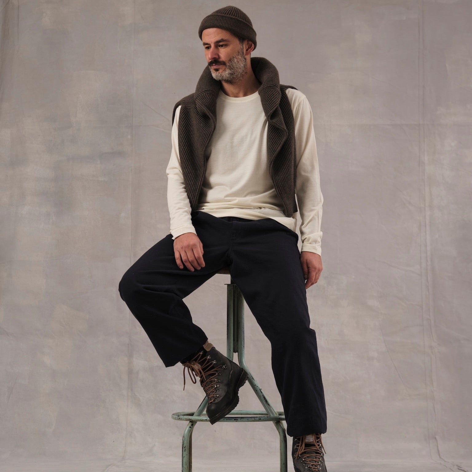 Salih is 187 cm tall
weighs 82 kg and wears
Size M - Length Regular
Normally Salih is using a size L, but sizes down, to get a baselayer effect