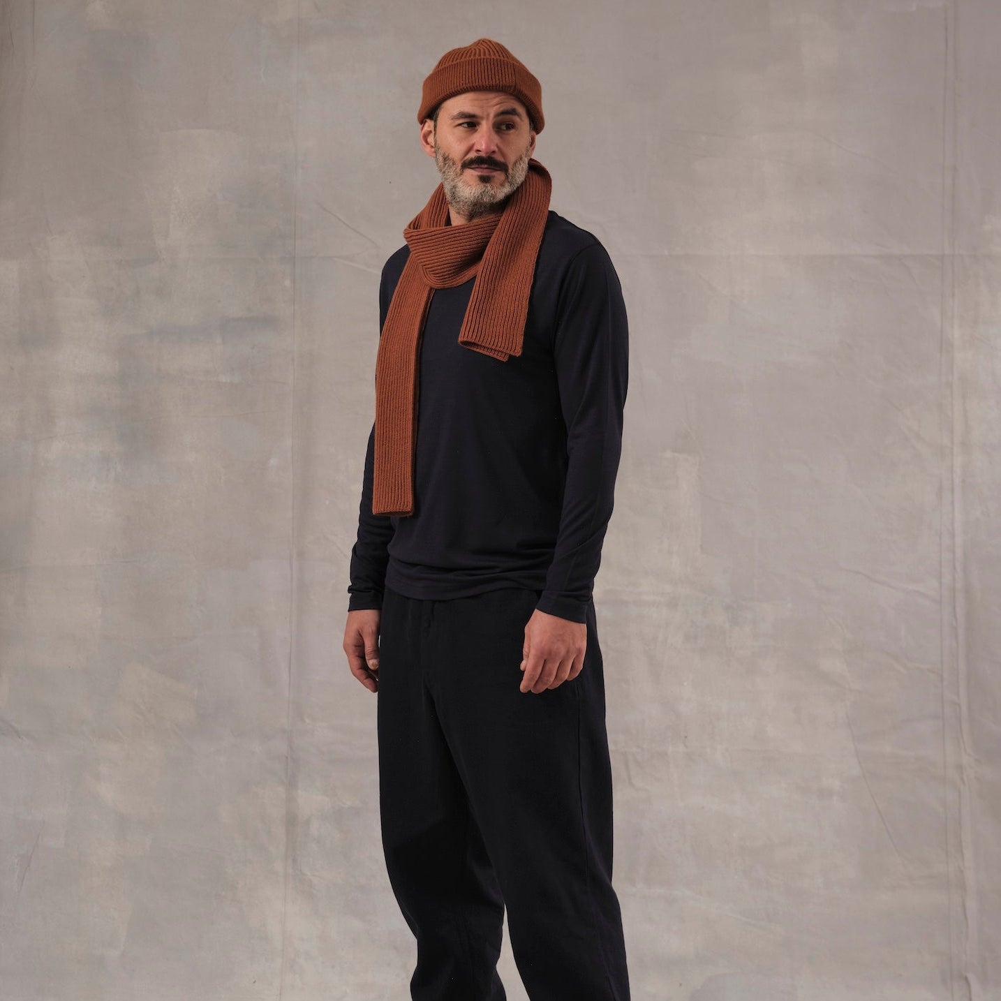 Salih is 187 cm tall
weighs 82 kg and wears
Size M - Length Regular
Normally Salih is using a size L, but sizes down, to get a baselayer effect