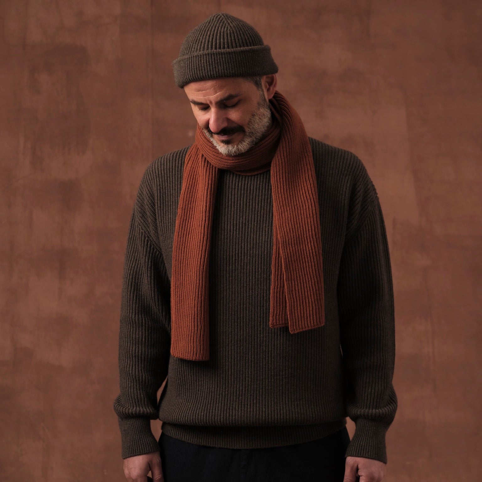 Salih is 187 cm tall
weighs 82 kg and wears
Size L - Length Regular