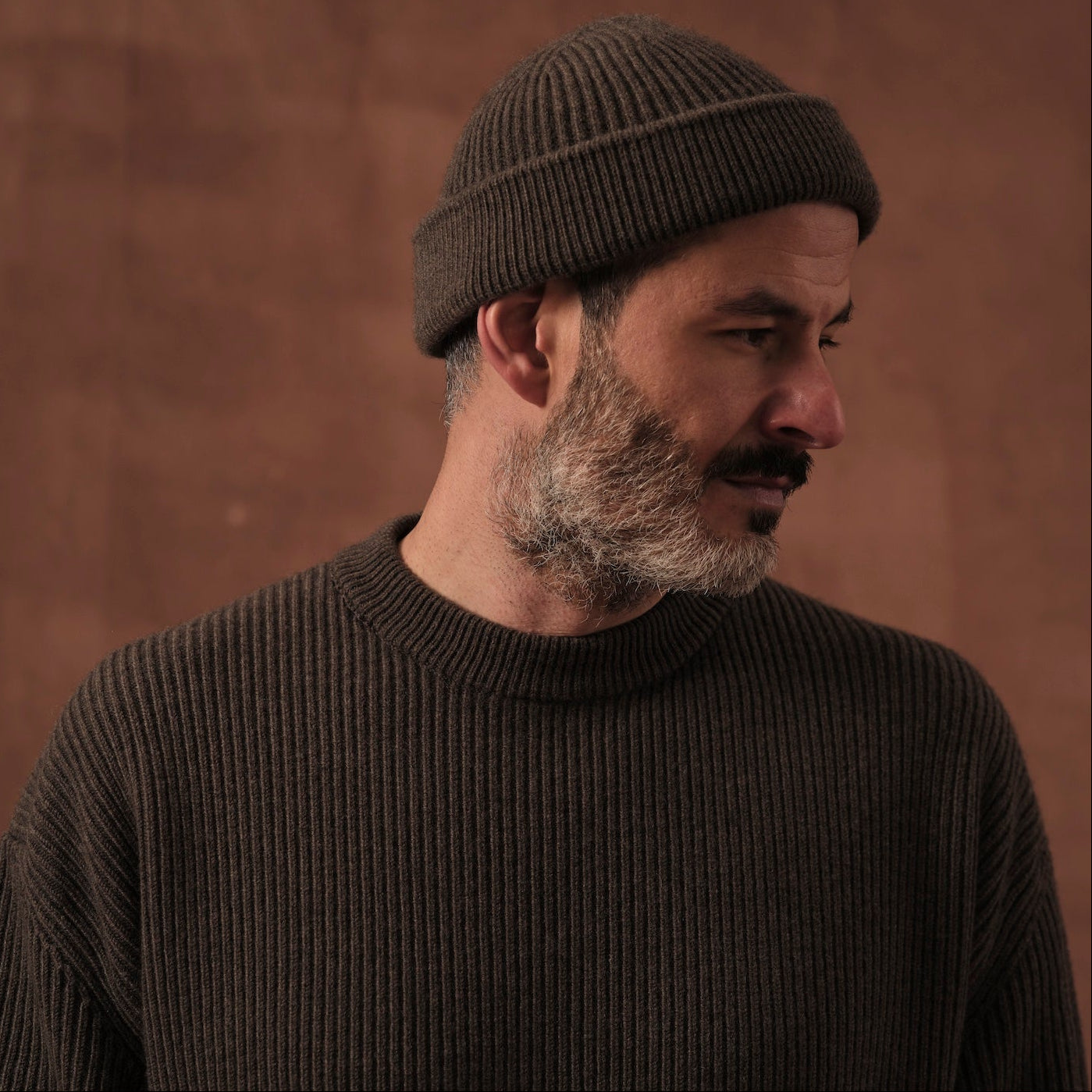 Salih is 187 cm tall
weighs 82 kg and wears
Size L - Length Regular