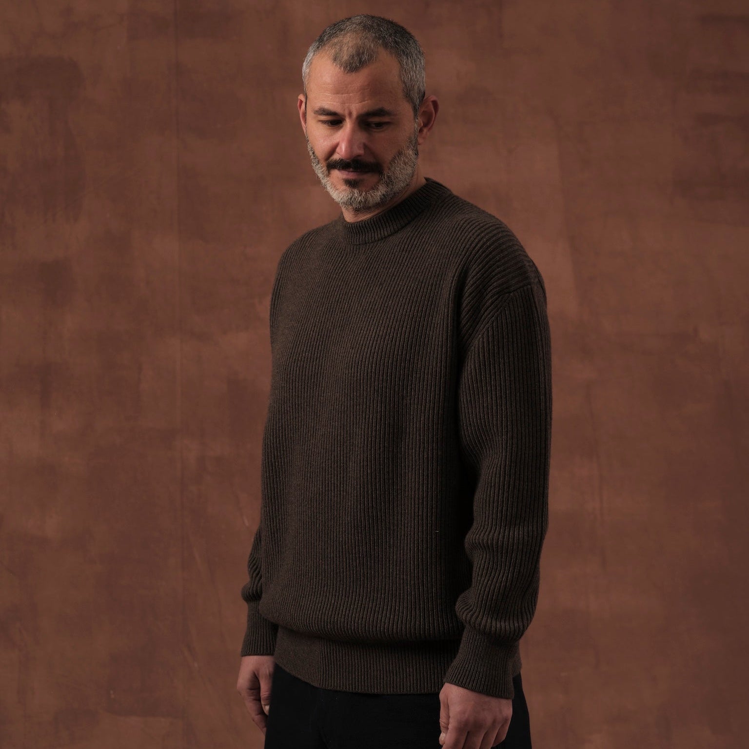 Salih is 187 cm tall
weighs 82 kg and wears
Size L - Length Regular