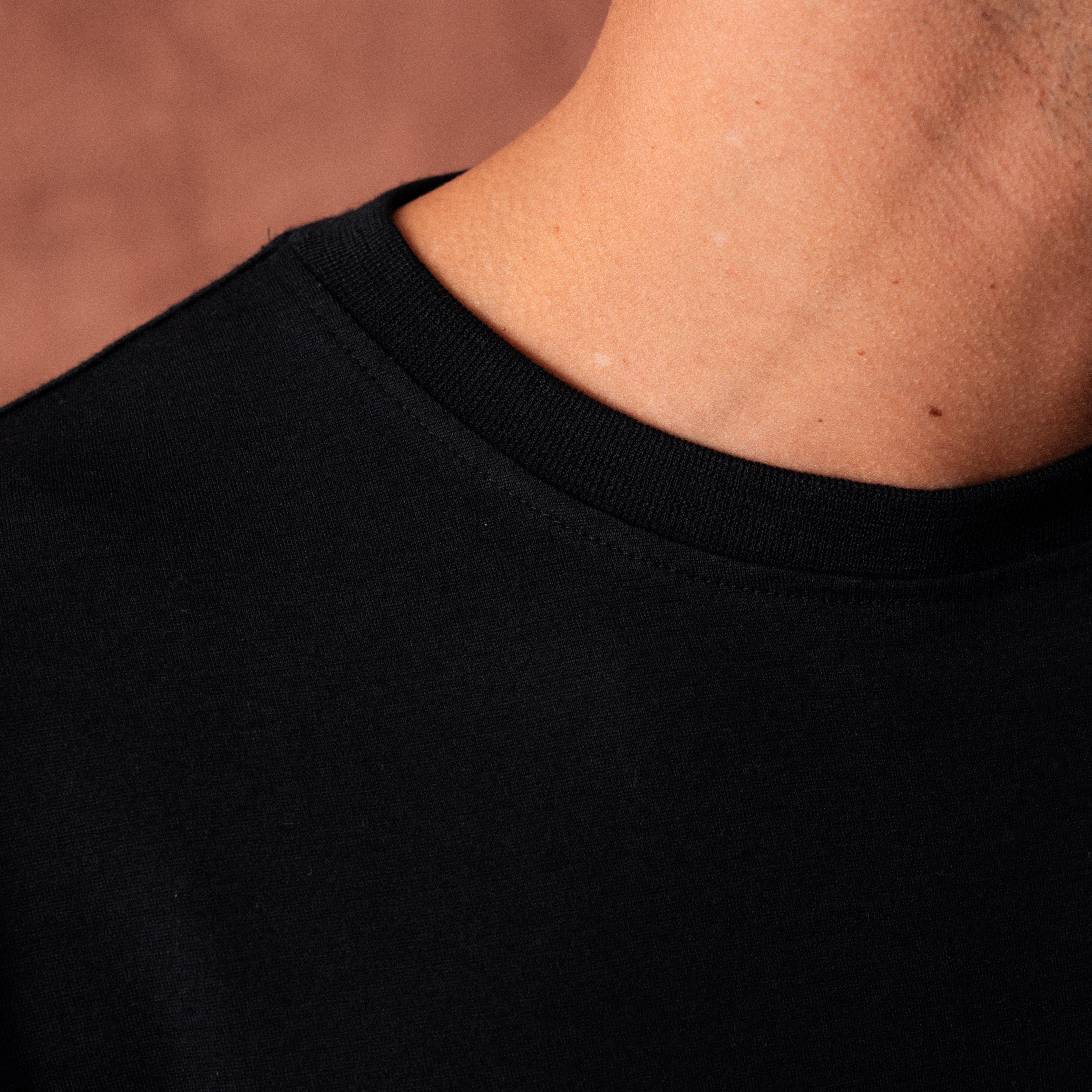 The Regular T-Shirt in black extrafine merino wool, neck view