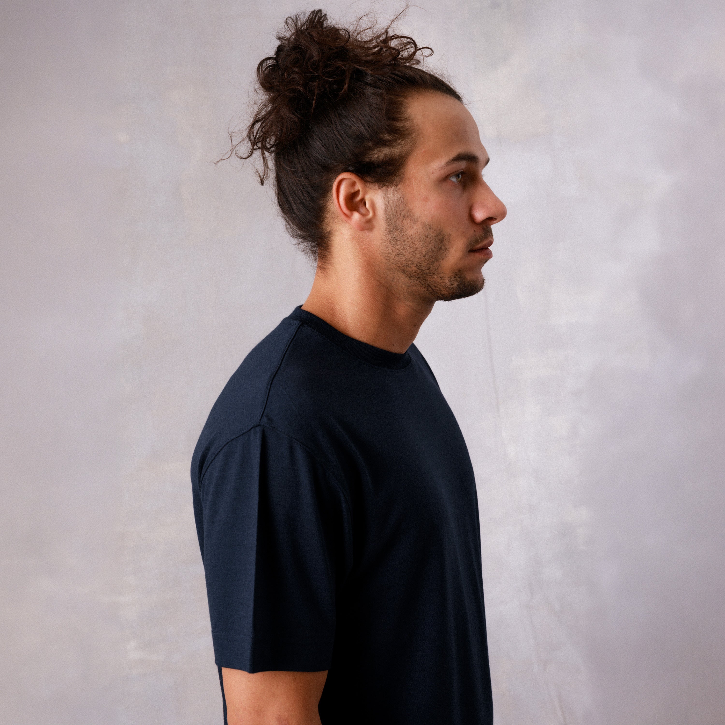 The Regular T-Shirt in blue extrafine merino wool, side view